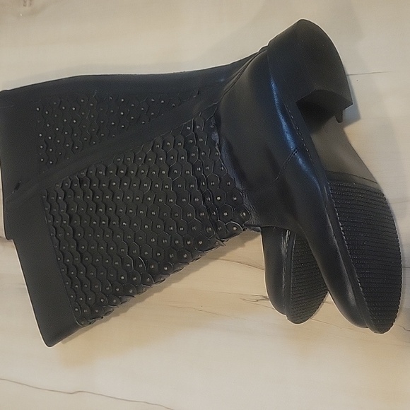 LUI CHUNG Black Leather Scallop Studded Tall Gladiator Style Boots 8. - Picture 5 of 9